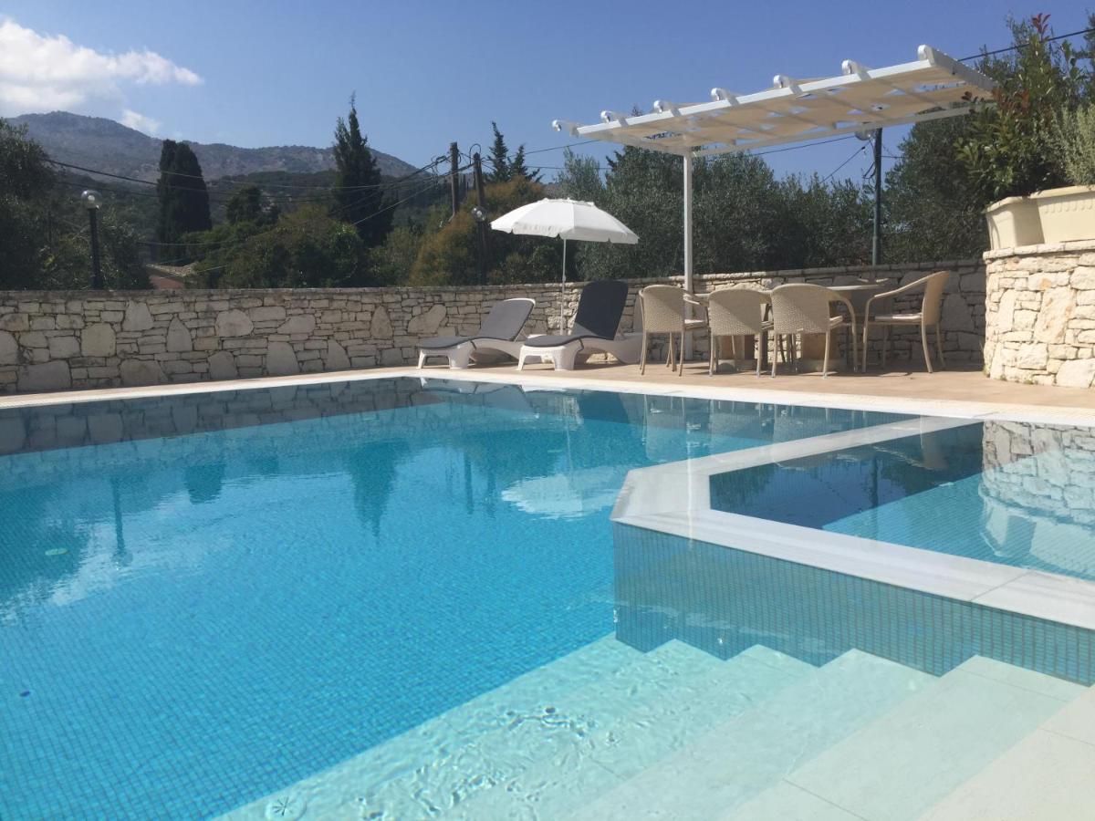 Villa Petrino - Central Flat Location Within Kassiopi. Sleeps 8 Exterior foto